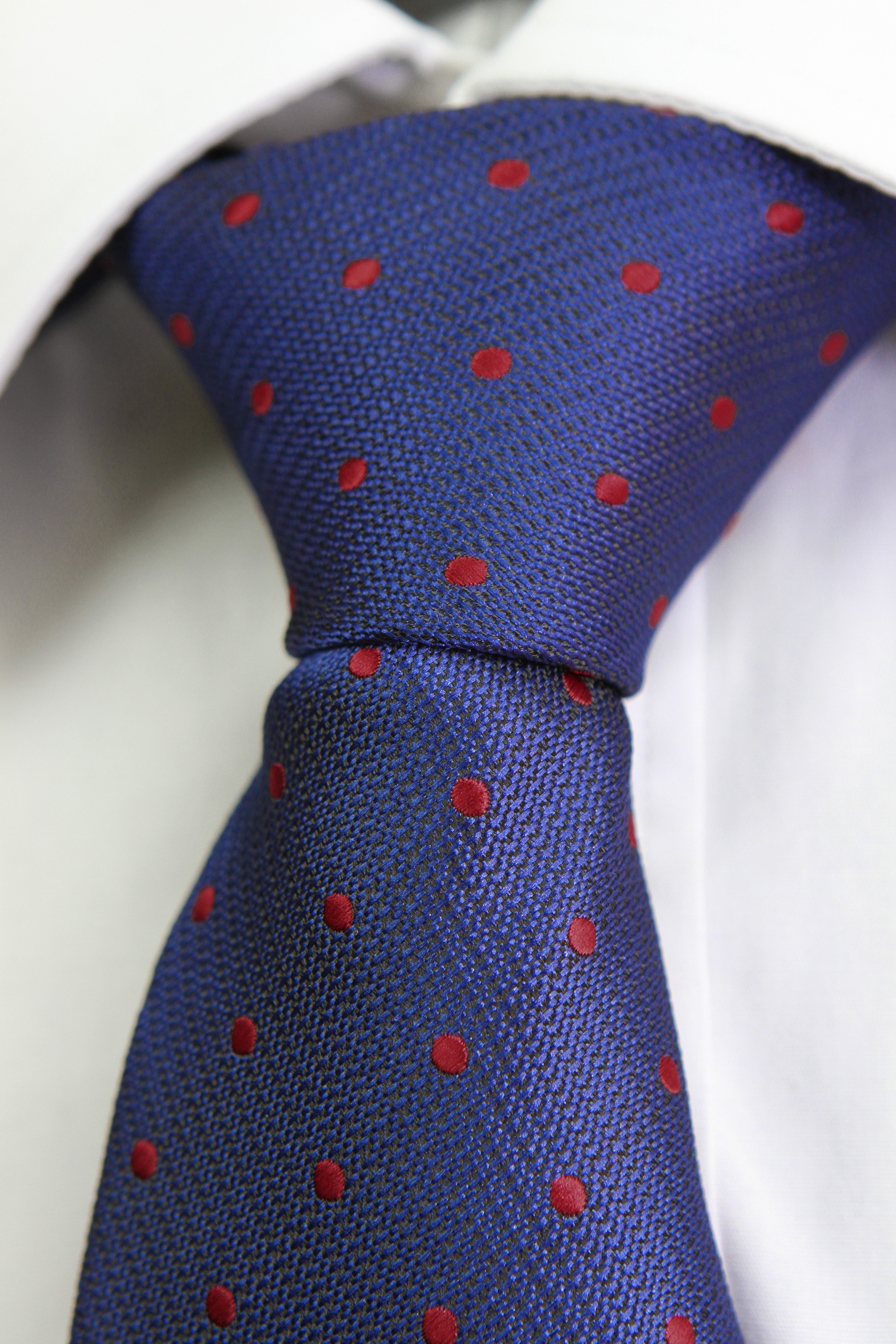Corbata Azul con Puntos Rojos